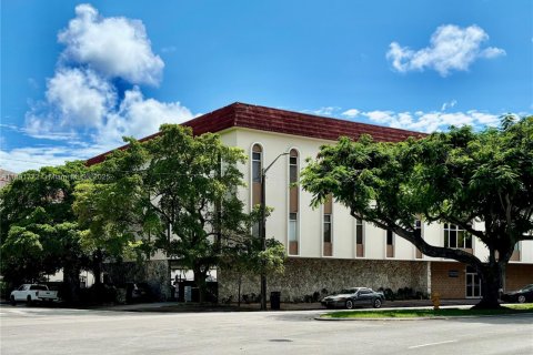 Коммерческая недвижимость в Корал-Гейблс, Флорида № 2039852