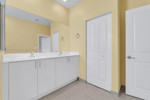 Adosado en venta en Miami, Florida, 3 dormitorios, 123.65 m2 № 2084992 - foto 27