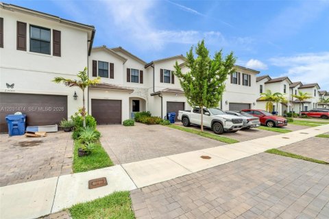 Adosado en venta en Miami, Florida, 3 dormitorios, 123.65 m2 № 2084992 - foto 2