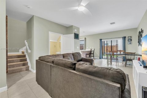 Adosado en venta en Miami, Florida, 3 dormitorios, 123.65 m2 № 2084992 - foto 6