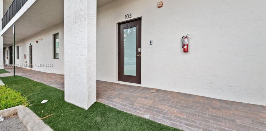 Condominio en Doral, Florida, 2 dormitorios № 1964510