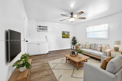 House in Pompano Beach, Florida 1 bedroom, 81.1 sq.m. № 2003509 - photo 4