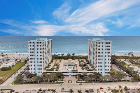 Снять в аренду кондоминиум в Холливуд, Флорида 2 спальни, 110.55м2, № 1989868 - фото 1