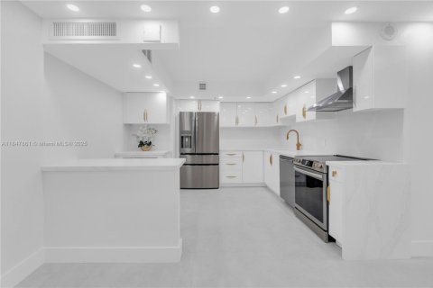 Снять в аренду кондоминиум в Холливуд, Флорида 2 спальни, 110.55м2, № 1989868 - фото 4