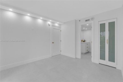 Снять в аренду кондоминиум в Холливуд, Флорида 2 спальни, 110.55м2, № 1989868 - фото 25