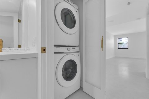 Снять в аренду кондоминиум в Холливуд, Флорида 2 спальни, 110.55м2, № 1989868 - фото 21