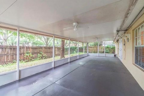 House in Tampa, Florida 4 bedrooms, 175.59 sq.m. № 2204642 - photo 18