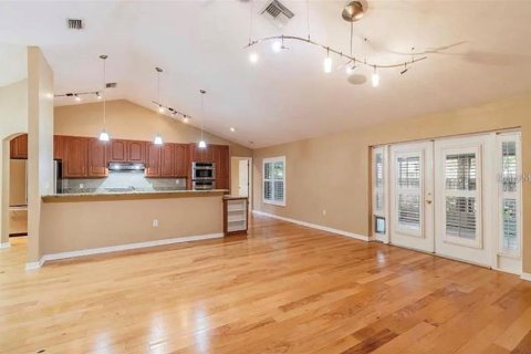 House in Tampa, Florida 4 bedrooms, 175.59 sq.m. № 2204642 - photo 4