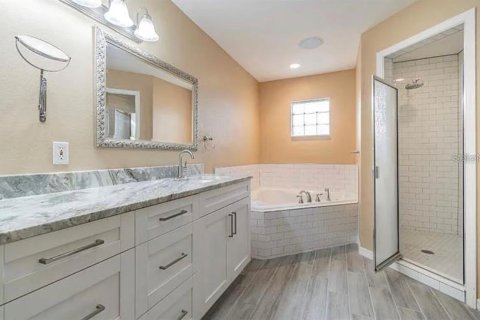 House in Tampa, Florida 4 bedrooms, 175.59 sq.m. № 2204642 - photo 13