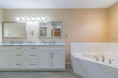 House in Tampa, Florida 4 bedrooms, 175.59 sq.m. № 2204642 - photo 12