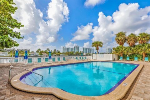 Copropriété à louer à North Bay Village, Floride: 1 chambre, 75.9 m2 № 2400590 - photo 2