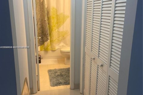 Copropriété à louer à North Bay Village, Floride: 1 chambre, 75.9 m2 № 2400590 - photo 12