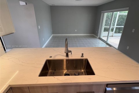 House in Weston, Florida 3 bedrooms, 137.4 sq.m. № 1996260 - photo 12