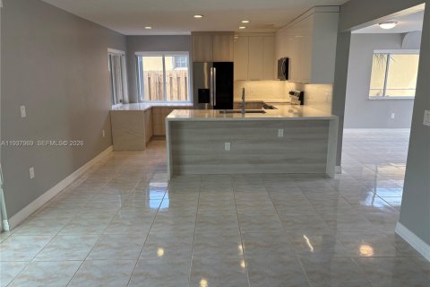 House in Weston, Florida 3 bedrooms, 137.4 sq.m. № 1996260 - photo 6