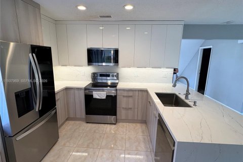 House in Weston, Florida 3 bedrooms, 137.4 sq.m. № 1996260 - photo 8