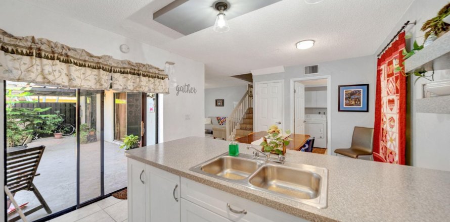 Townhouse in Davie, Florida 3 bedrooms, 153.66 sq.m. № 1118195
