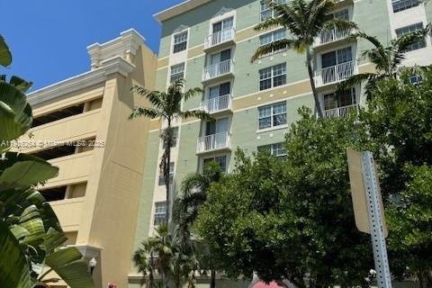 Condo in Hollywood, Florida, 1 bedroom № 2053765 - photo 2