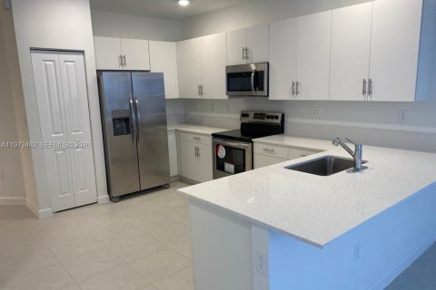 Купить таунхаус в Хомстед, Флорида 4 спальни, 169.08м2, № 2033297 - фото 5