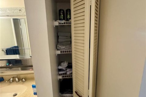 Condominio en alquiler en Miami Beach, Florida, 1 dormitorio, 104.14 m2 № 1972330 - foto 25