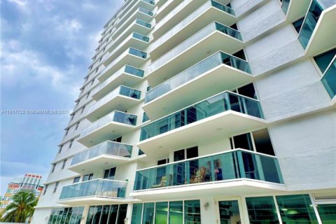 Condominio en alquiler en Miami Beach, Florida, 1 dormitorio, 104.14 m2 № 1972330 - foto 3