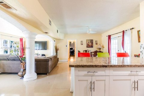 House in Hollywood, Florida 3 bedrooms, 111.85 sq.m. № 2029031 - photo 12