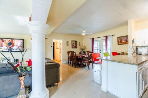 House in Hollywood, Florida 3 bedrooms, 111.85 sq.m. № 2029031 - photo 9