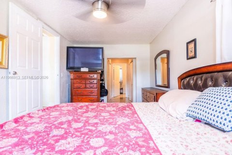 House in Hollywood, Florida 3 bedrooms, 111.85 sq.m. № 2029031 - photo 23