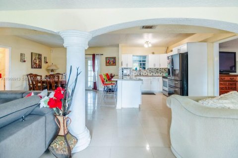 House in Hollywood, Florida 3 bedrooms, 111.85 sq.m. № 2029031 - photo 7