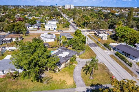 House in Hollywood, Florida 3 bedrooms, 111.85 sq.m. № 2029031 - photo 27