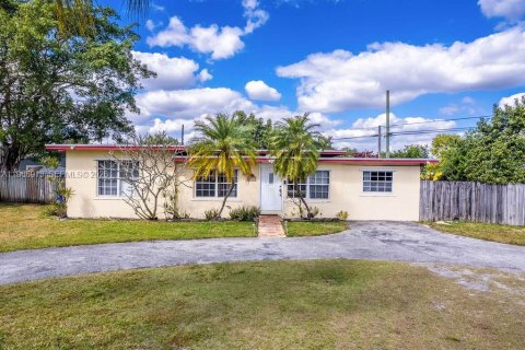 House in Hollywood, Florida 3 bedrooms, 111.85 sq.m. № 2029031 - photo 2