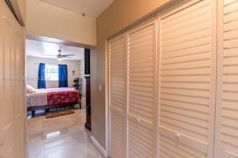 House in Hollywood, Florida 3 bedrooms, 111.85 sq.m. № 2029031 - photo 16