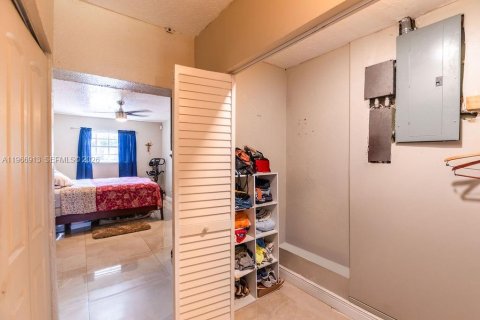 House in Hollywood, Florida 3 bedrooms, 111.85 sq.m. № 2029031 - photo 17