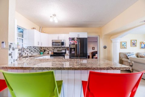 House in Hollywood, Florida 3 bedrooms, 111.85 sq.m. № 2029031 - photo 13