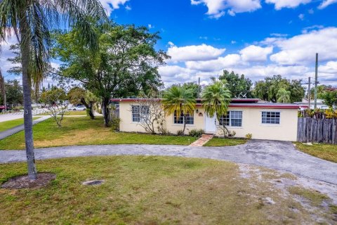 House in Hollywood, Florida 3 bedrooms, 111.85 sq.m. № 2029031