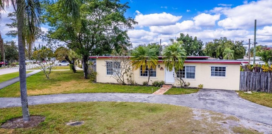 House in Hollywood, Florida 3 bedrooms, 111.85 sq.m. № 2029031