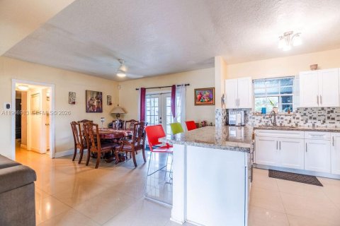 House in Hollywood, Florida 3 bedrooms, 111.85 sq.m. № 2029031 - photo 11