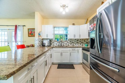 House in Hollywood, Florida 3 bedrooms, 111.85 sq.m. № 2029031 - photo 15