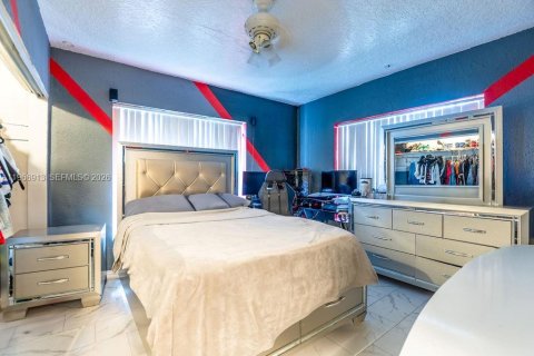 House in Hollywood, Florida 3 bedrooms, 111.85 sq.m. № 2029031 - photo 21