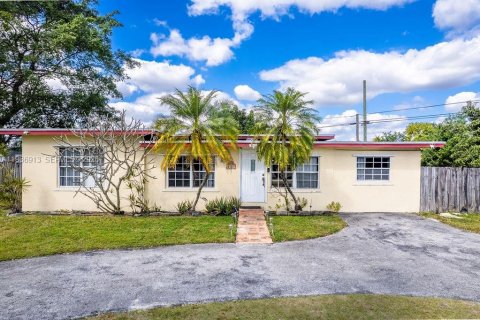 House in Hollywood, Florida 3 bedrooms, 111.85 sq.m. № 2029031 - photo 3