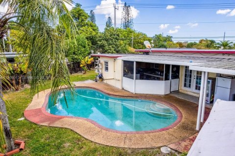 House in Hollywood, Florida 3 bedrooms, 111.85 sq.m. № 2029031 - photo 24