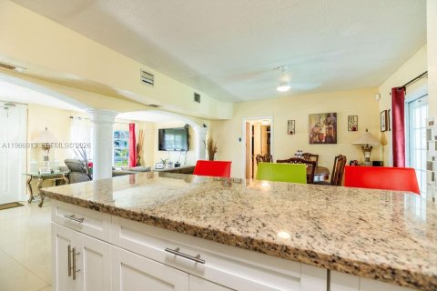 House in Hollywood, Florida 3 bedrooms, 111.85 sq.m. № 2029031 - photo 14