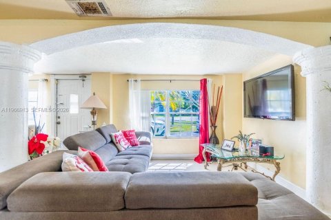 House in Hollywood, Florida 3 bedrooms, 111.85 sq.m. № 2029031 - photo 5