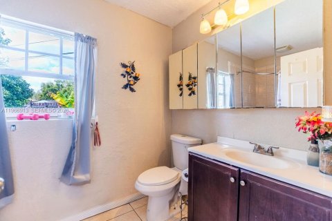 House in Hollywood, Florida 3 bedrooms, 111.85 sq.m. № 2029031 - photo 19