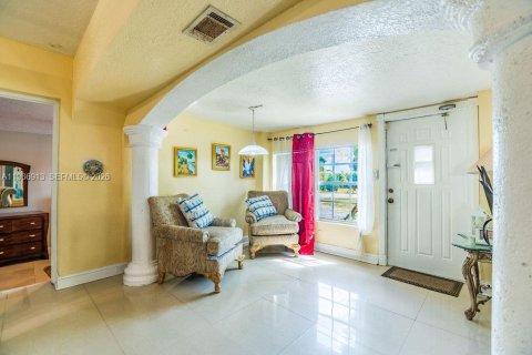 House in Hollywood, Florida 3 bedrooms, 111.85 sq.m. № 2029031 - photo 6