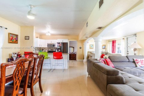 House in Hollywood, Florida 3 bedrooms, 111.85 sq.m. № 2029031 - photo 10