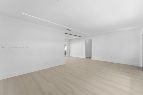 House in Sunrise, Florida 3 bedrooms, 111.2 sq.m. № 1739029 - photo 7