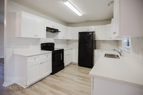 House in Port St. Lucie, Florida 3 bedrooms, 122.17 sq.m. № 1809147 - photo 11