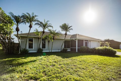 House in Port St. Lucie, Florida 3 bedrooms, 122.17 sq.m. № 1809147 - photo 2