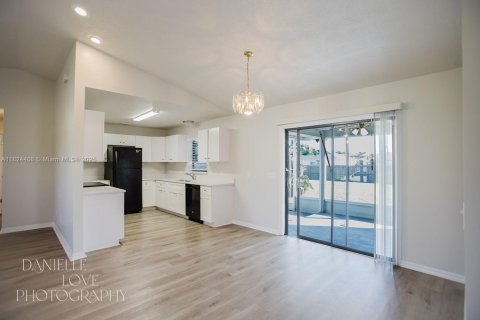 House in Port St. Lucie, Florida 3 bedrooms, 122.17 sq.m. № 1809147 - photo 9