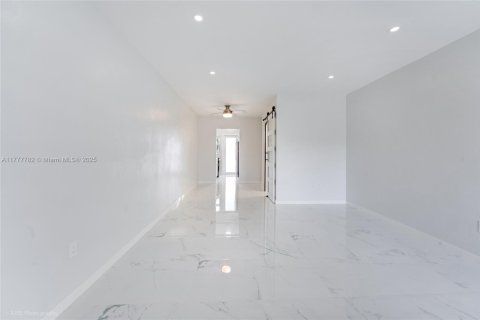 Студия в кондо в Майами-Бич, Флорида № 2048031